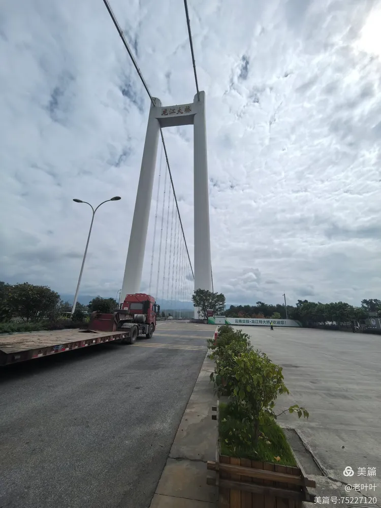 姐告国门,树包塔,龙江大桥